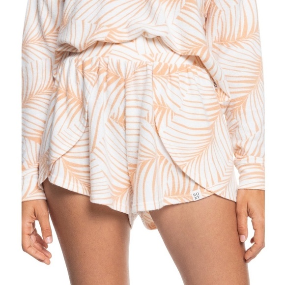 ROXY Current Mood Shorts in Toast Palm Tree Dreams - Picture 1 of 8